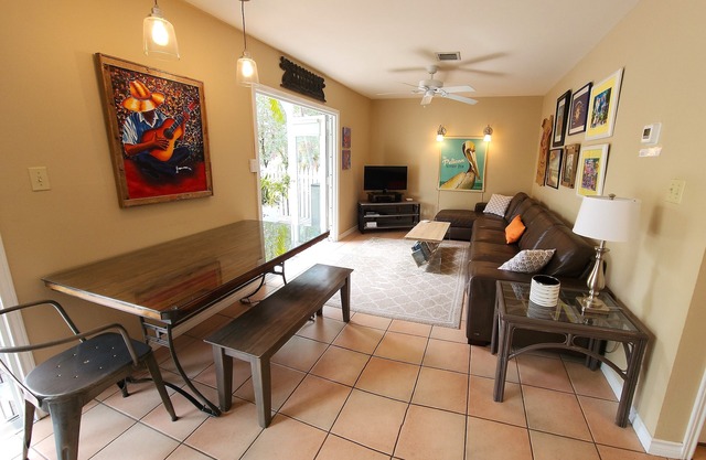Large Floorplan & Yard, Sunny 2BR KING/twin, 1 Bath, Truman Annx, Grd Flr, Pool