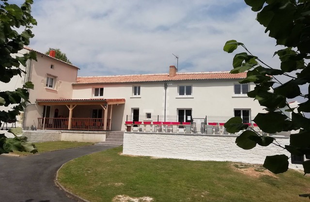 Large gite 12 minutes from Futuroscope