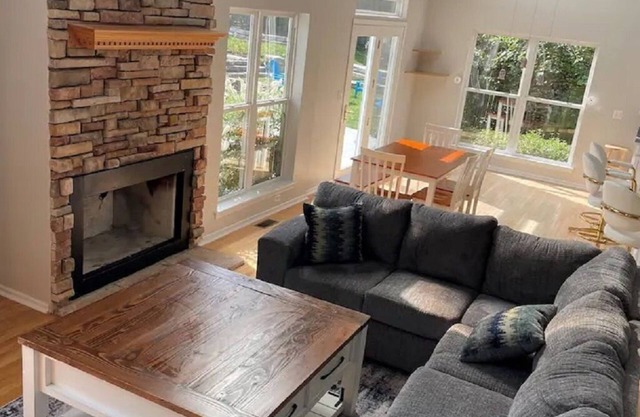 Large Group Retreat w/secluded party room and private pool