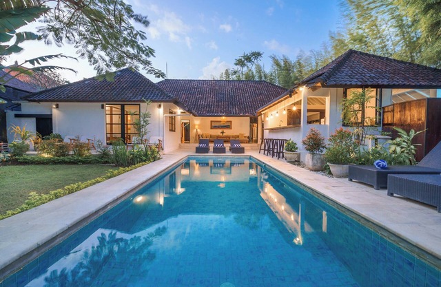 LARGE GROUPS, 10 BDR, NR BEACH, GREAT INCLUSIONS