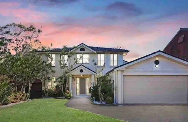 Large Holiday Home with Heated Pool on demand near Lake & Beaches