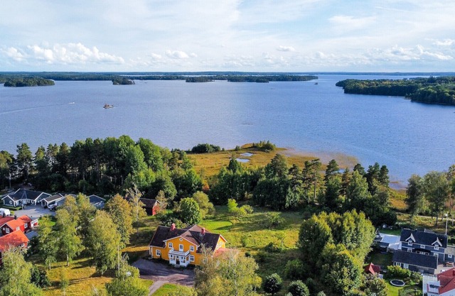 Large holiday home directly on the lake