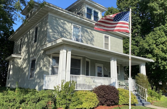 Large Home 5 min to Field of Dreams