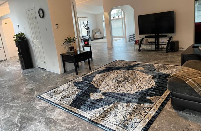 Large Home, Hot Tub, Patio, Privacy. Need i Say More?