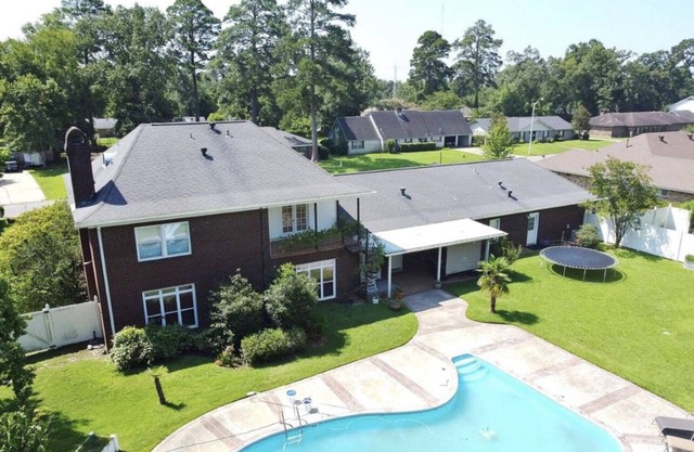 Large Home in the heart of West Monroe!