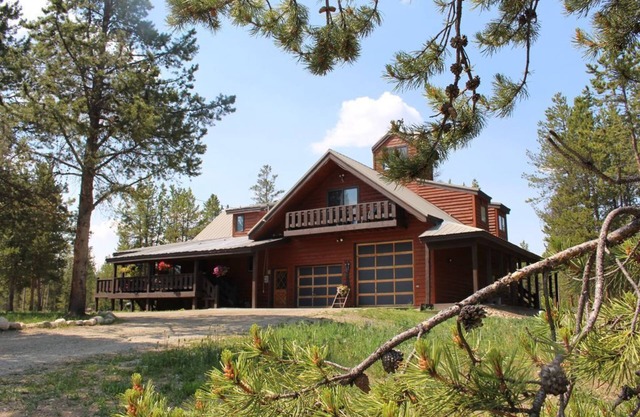 Large home on 5 acres, 5 bedrooms, 3 bathrooms and sleeps up to 14 people