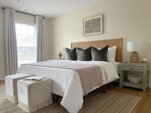 Large Home Sleeps 10 Beach & Downtown Dog Heaven