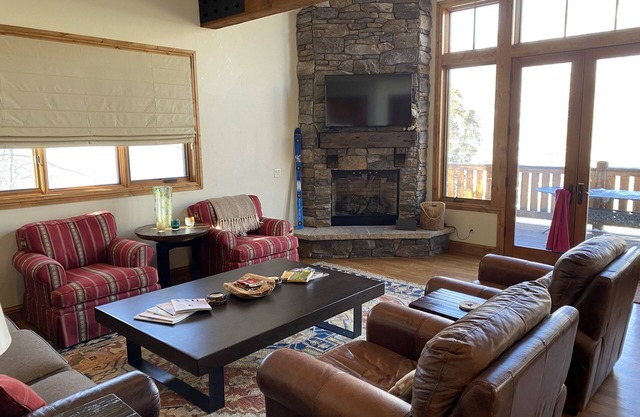 Large home with 2 living spaces and a loft! Close to mountain and stores.