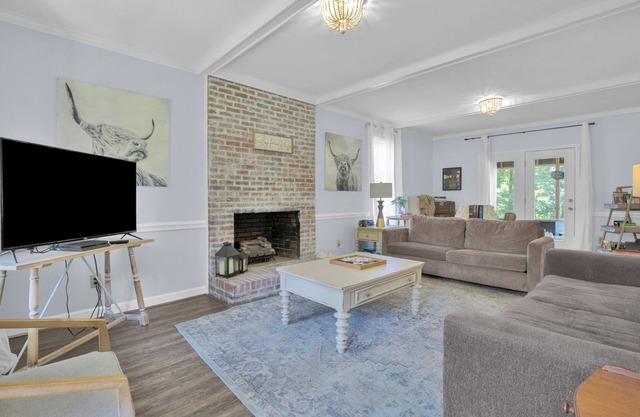 Large home with pool 10 minutes to Fort Bragg
