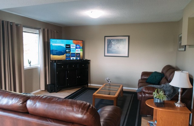 Large house - 1600 sq ft, Large Acreage - 3 minutes south of Red Deer Alberta