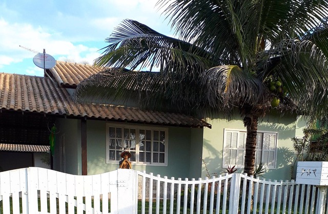 Large house, in condominium, security 24hs. It is 200 m from the beach. Farto trade.
