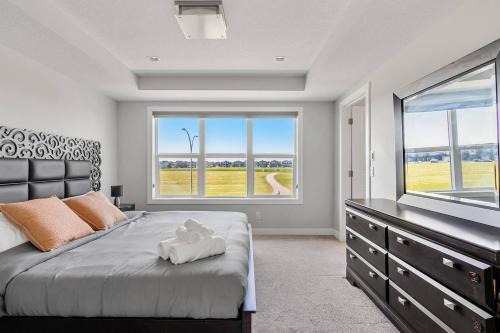 Large House Near Calgary Airport with Central AC, Double Car Garage Parking, Upgrade Stay, Netflix, Sleeps 8