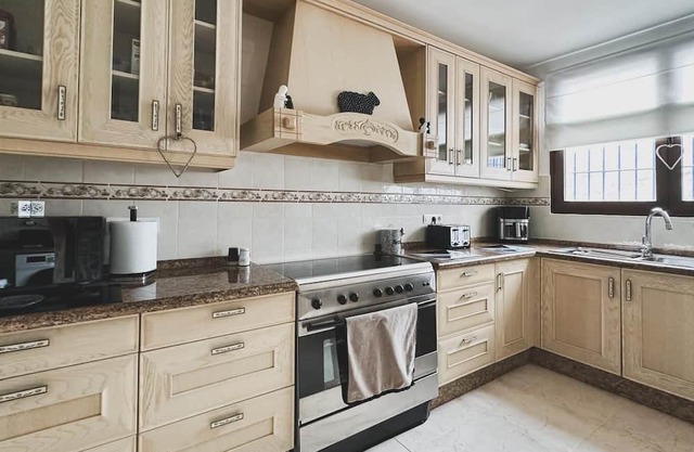 Large house situated in olive groves with stunning views of the Nevada mountains