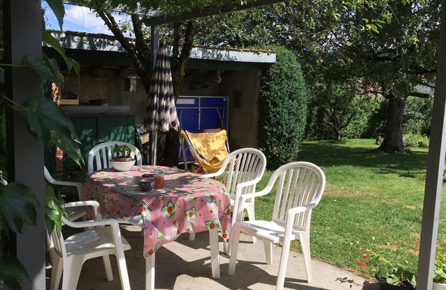 Large house, terrace and enclosed garden, near the lake.