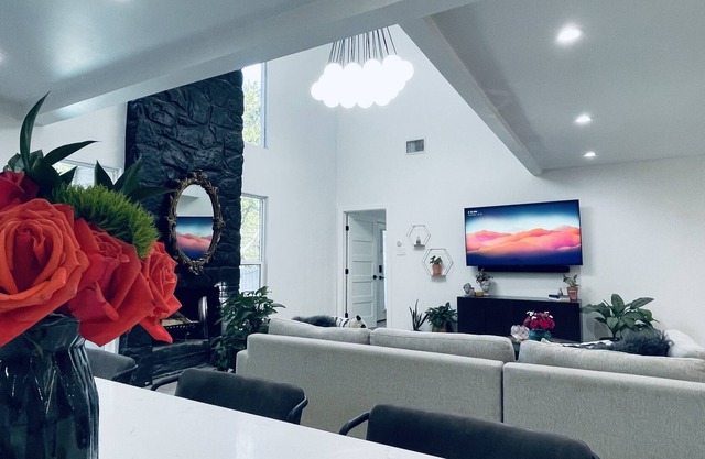 Large House w/ Pool 5 miles from Downtown Austin