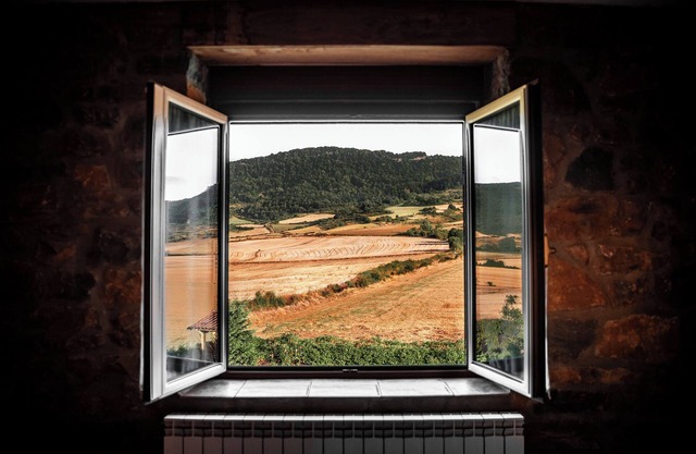 Large house with swimming pool and barbecue in the mountains, dogs allowed.