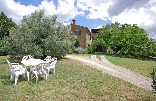 Large independent villa with pool: privacy, absolute quiet and sweeping views.