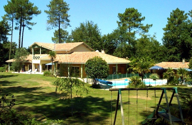 Large luxury villa in the middle of the forest, heated swimming pool, quiet garden.