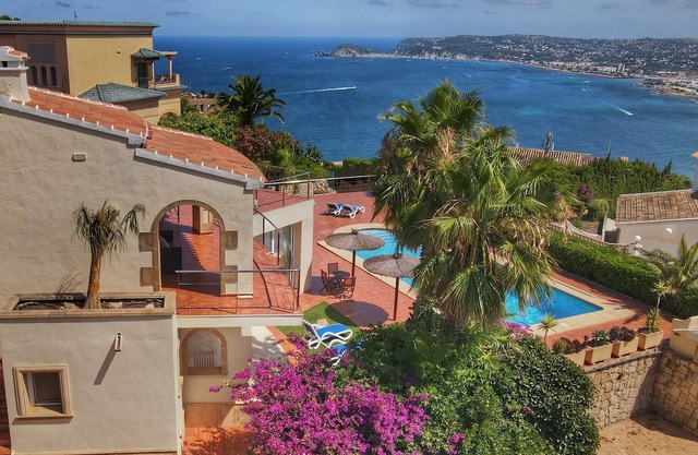Large luxury villa with spectacular seeview, for 8 persons.