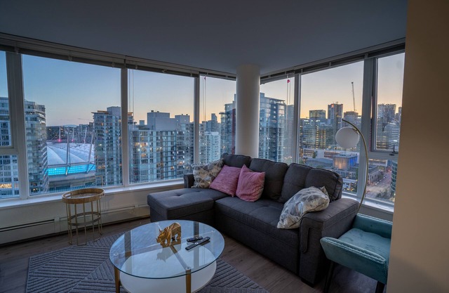 Large, modern 4 bedroom sub-penthouse with view, pool and parking