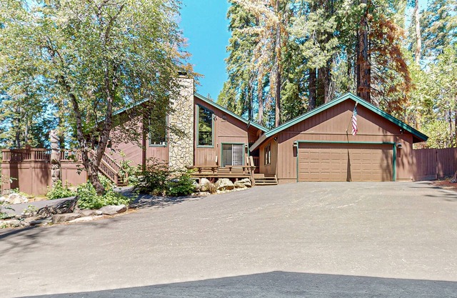 Large Mountain Home w/Guest House, Game Room, Fireplace, Wifi, & Private W/D
