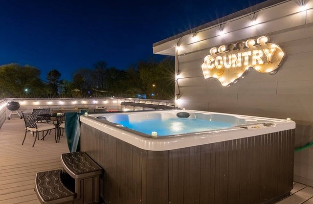 Large Music City Luxury Home *10 Beds* w/Hot Tub!
