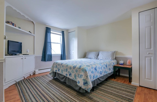 Large Open Concept 1BR/1Bath w Full Kitchen