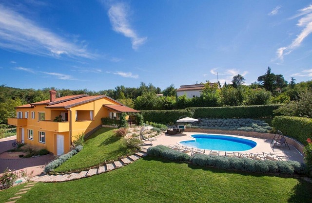 Large outdoor with privacy, Heated pool 60m2 , Gamesroom ,Wellness, Garden