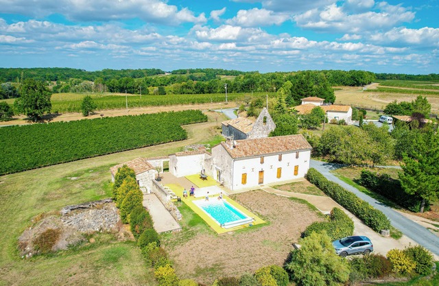 Large, pleasant country house with swimming pool