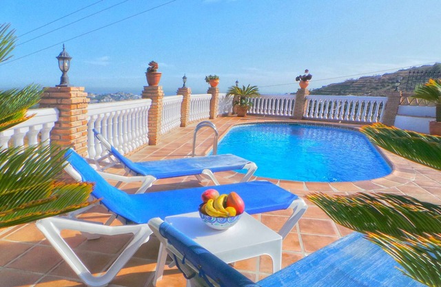 Large pool and breathtaking views over the Costa Tropical