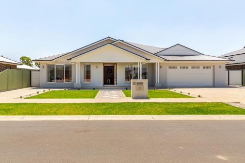 Large Premium Family Getaway with Centralised Heating