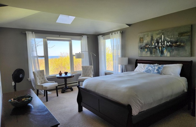 Large, private house with ocean views!