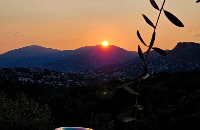 Large provençal house with dominant view on the mountains
