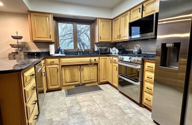 Large & quiet Pelican Lake - Game Room, Sauna, Great Views, Boat & Jet Ski Lifts