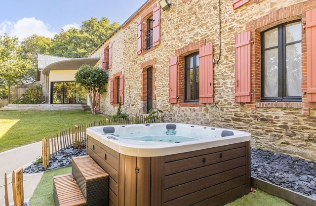 Large renovated countryside house with parking and relaxation area