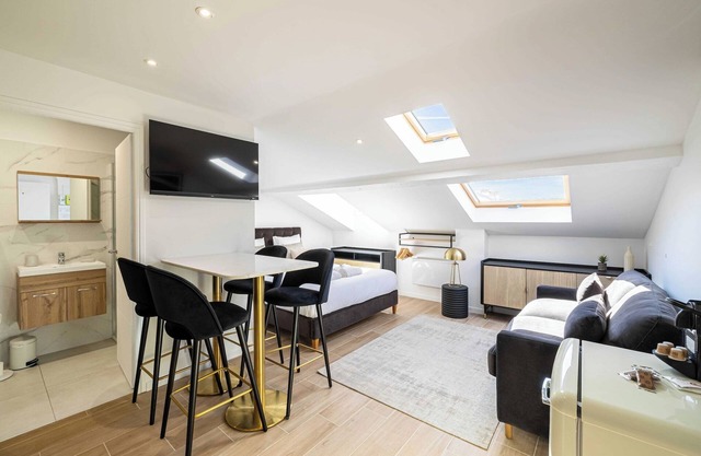 Large renovated studio - Bright - 1BR/4p