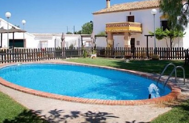 Large rural house-farmhouse with pool for up to 16 people.