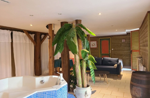 Large studio with private Jacuzzi
