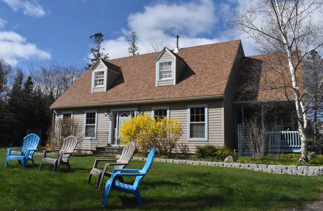 Large Secluded Pet Friendly Home Just 3 min. Walk To Harbor- nFALL SPECIALS!