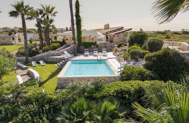 Large Sicily villa w/pool near Syracuse and seaside with Air conditioning and Wi-Fi