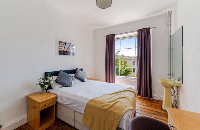 Large Single Room with Shared Bathroom