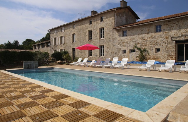 Large sleeps 34