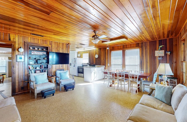 Large, snowbird friendly beachfront home with fast WiFi - steps to sand