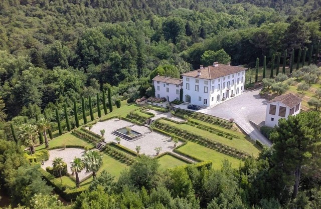 Large vacation villa rental Tuscany, lucca, pool, Wi-Fi, AC, wedding