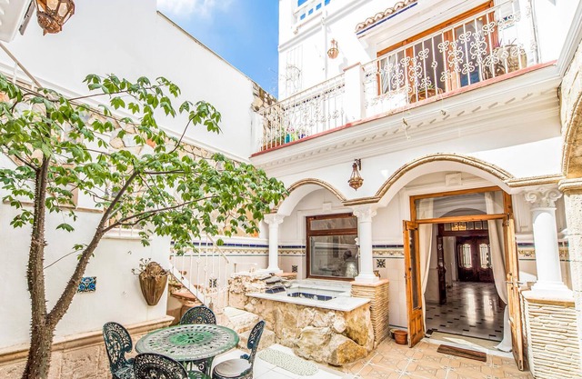 Large Valencia townhouse near the sea, with private bar area, courtyard with outdoor Jacuzzi, roof t