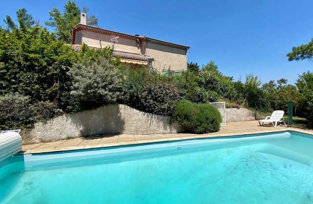 Large Villa 6 people with swimming pool and green surroundings