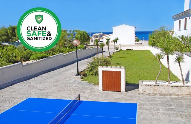 LARGE VILLA JUST 100 METERS FROM THE BEACH