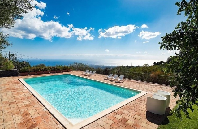 Large Villa rental near Catania Sicily with private pool and airconditioning