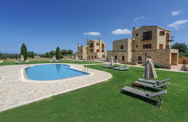 Large Villa w/Private Pool, Ideal 4 Weddings, BBQ, Children Games, 3 acres land