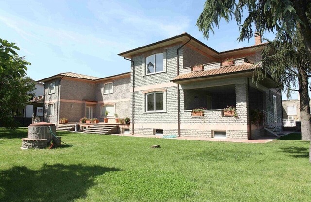 Large villa with garden in center of town between lake and golf- Vallelunga